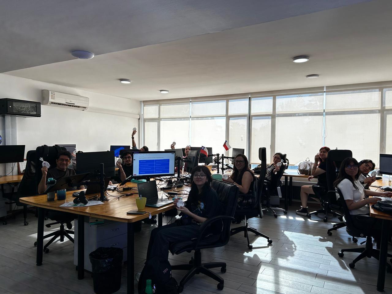 Equipo de ingeniería compartiendo en oficina