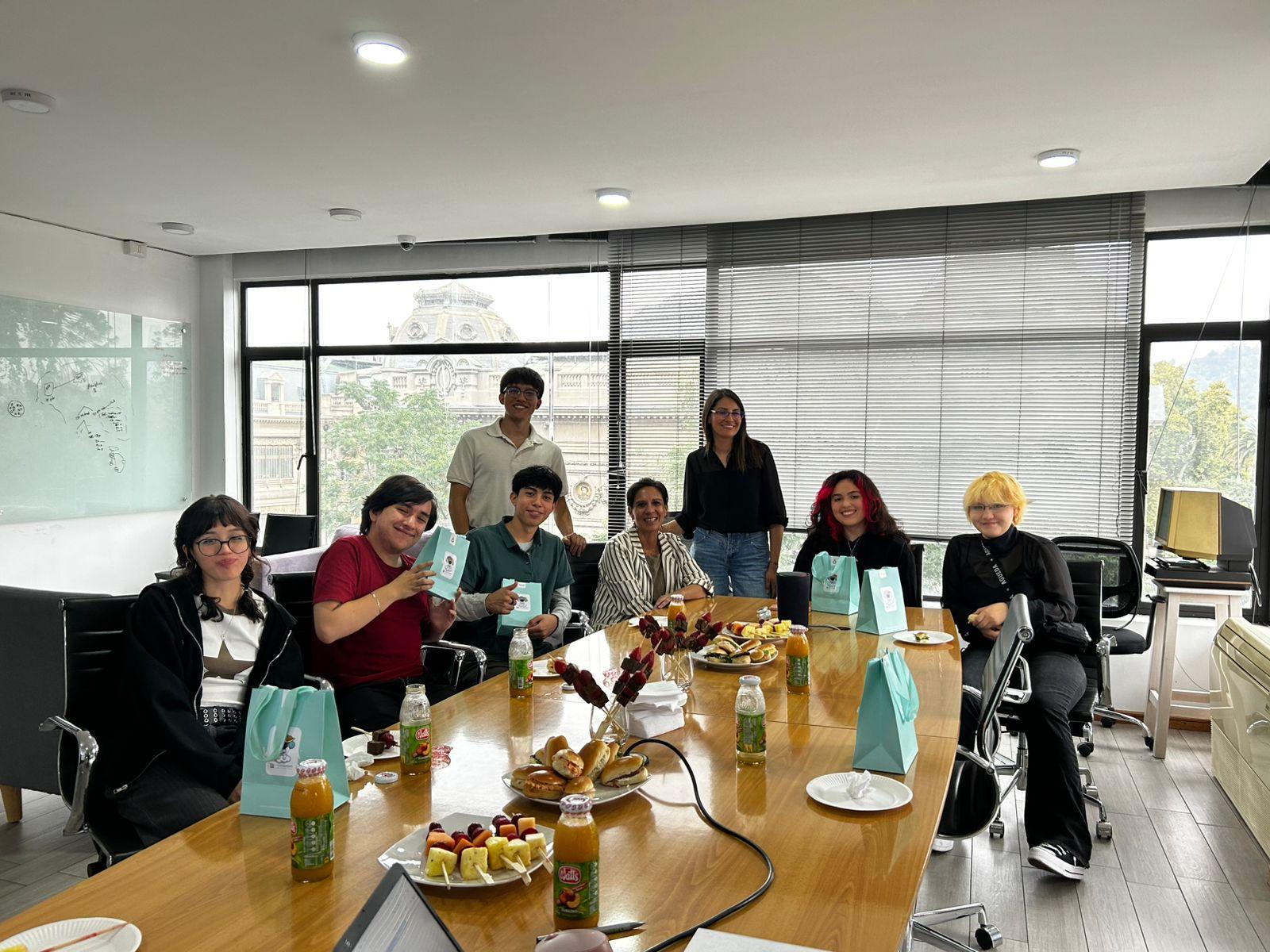 Equipo joven Microsystem compartiendo en una actividad interna