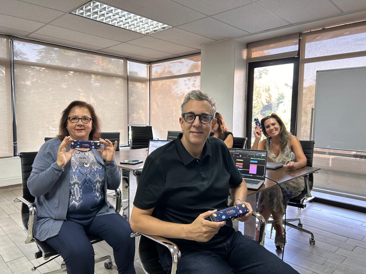 Integrantes del equipo en una instancia de reconocimiento